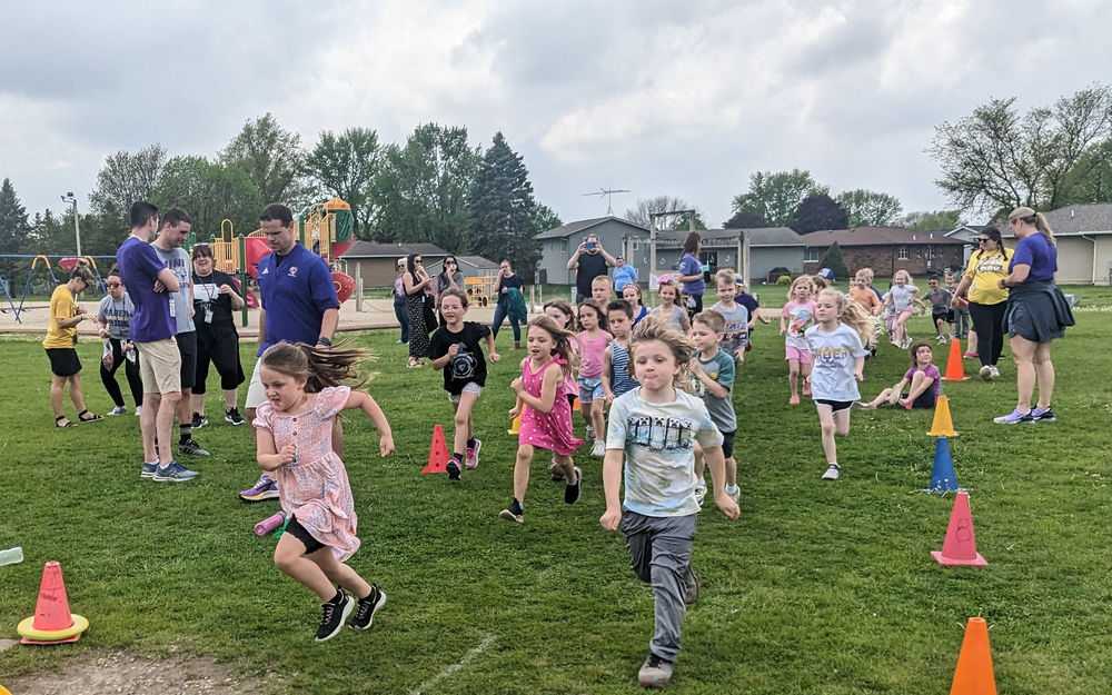 Ekstrand students "Running for a Paws"